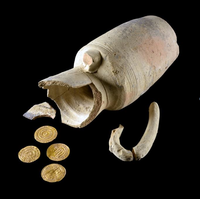 Desenterrada una jarra de cerámica con cuatro monedas de 1.000 años en su interior