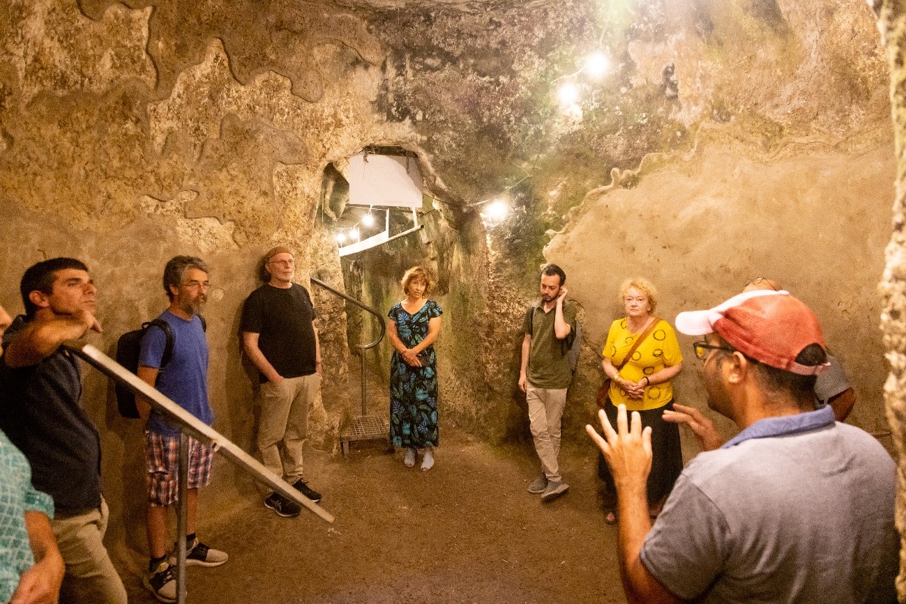 Israel presenta por primera vez una exposición de arte en un yacimiento arqueológico subterráneo activo